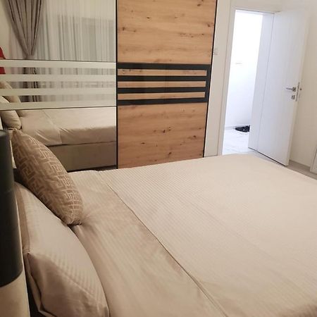 City Diamond Apartment Skopje Buitenkant foto