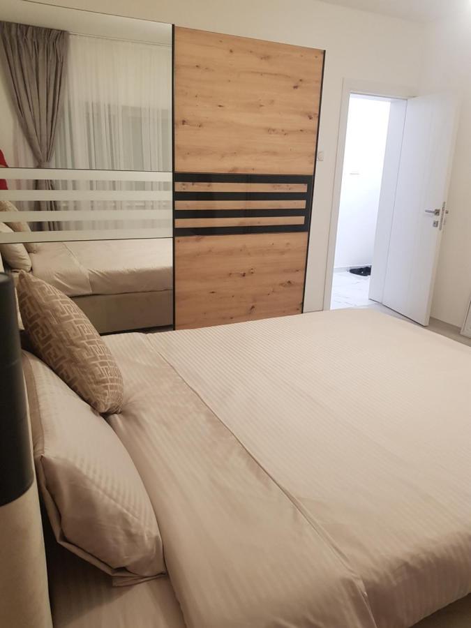 City Diamond Apartment Skopje Buitenkant foto
